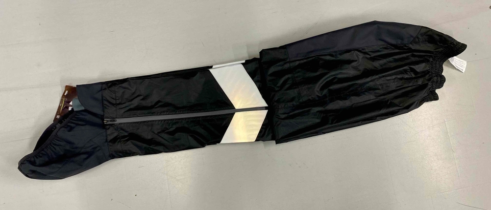 Fahrrad-Regenhose getestet: Blick auf verpackte Hose.