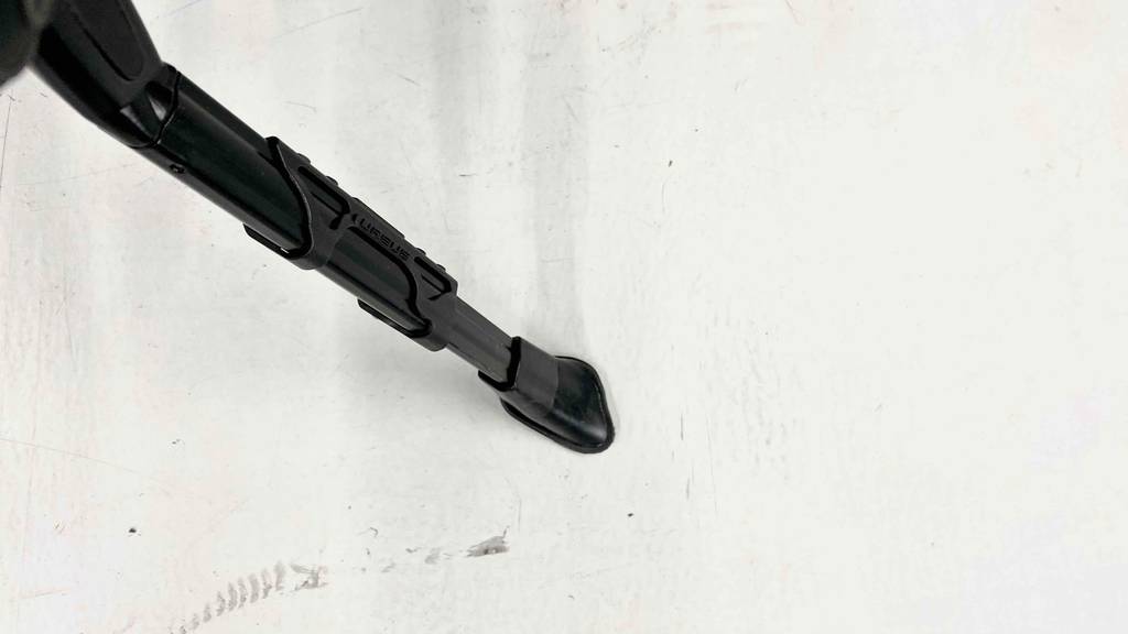 Detailansicht eines getesteten Fahrradständers inklusive rutschfester Sohle.