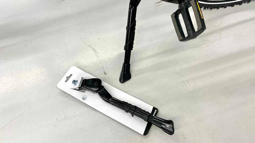montierter Fahrradständer und ein zusätzlicher in Verpackung, der nebendran auf dem Boden liegt