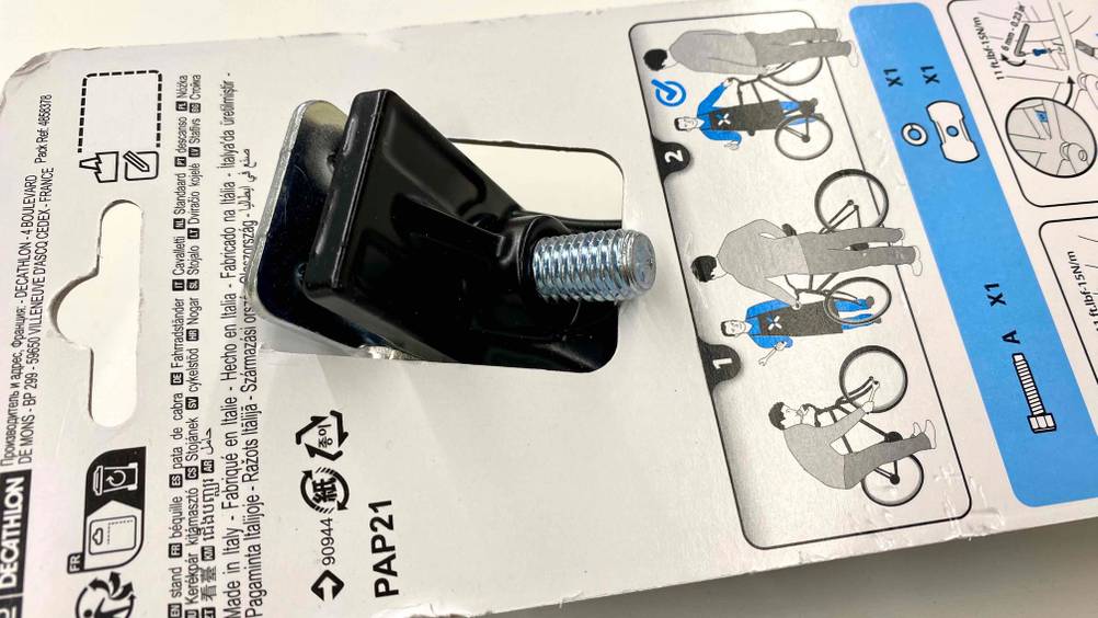 Im Test: Auf der Rückseite einer Verpackung ragt ein Stück der Befestigung eines Fahrradständers heraus.