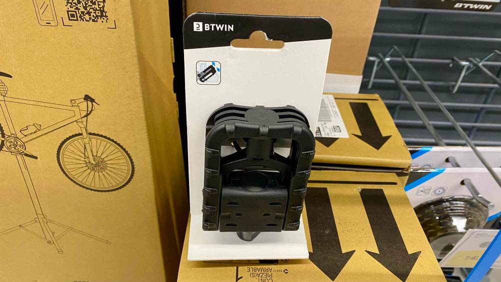 Klapppedale-Test: Ein verpacktes Produkt auf einem Karton.