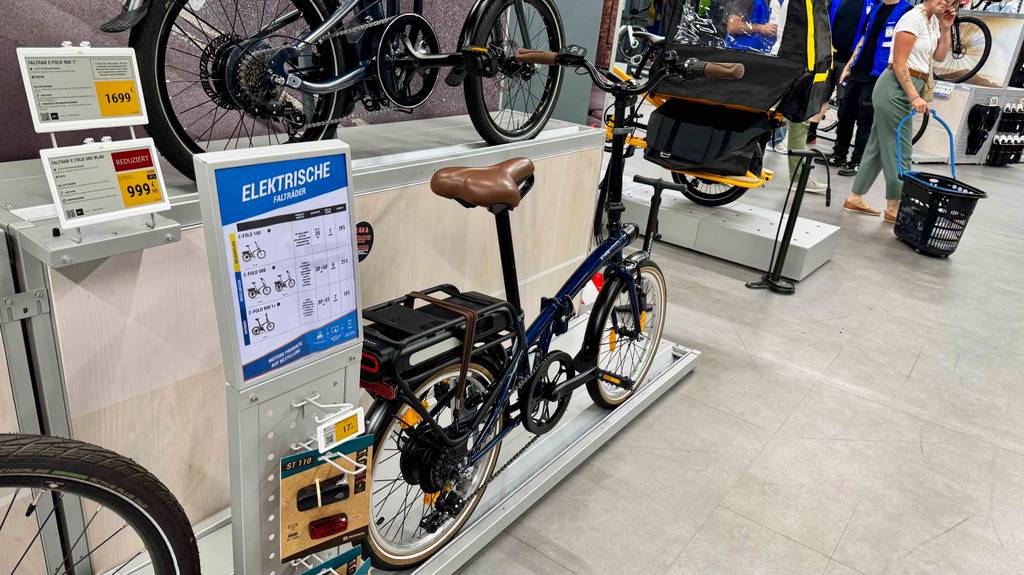 Leichtes E-Bike im Test: Ansicht von schräg hinten.