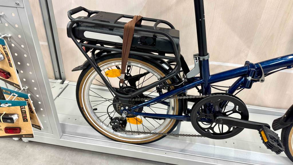 Leichtes E-Bike im Test: Blick auf den Sattel und den Hinterreifen.