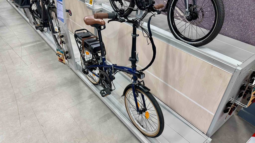 Blick von schräg oben auf ein leichtes E-Bike, das zum testen zwischen anderen Rädern steht.