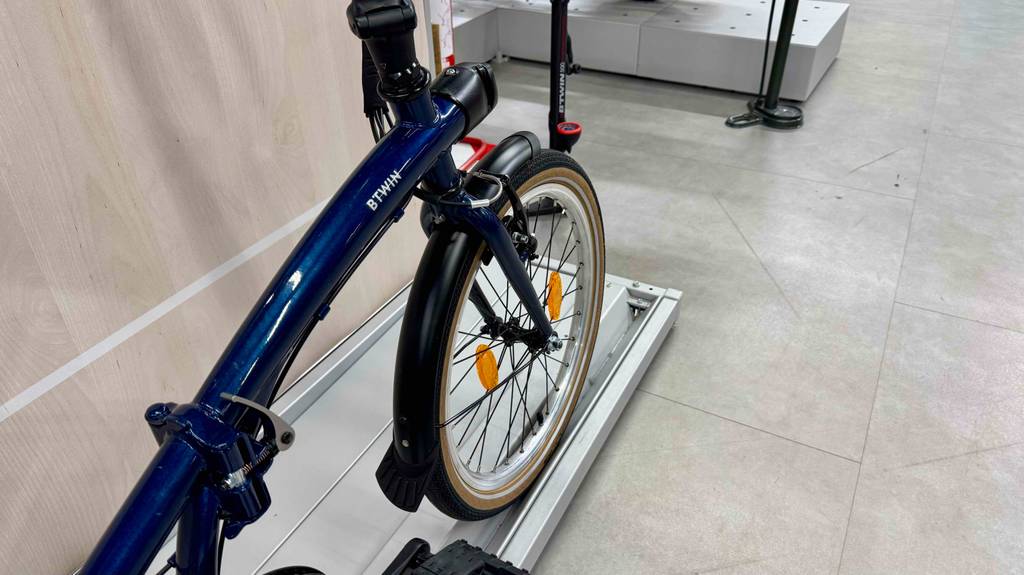 Blick auf den Vorderreifen eines getesteten leichten E-Bikes.