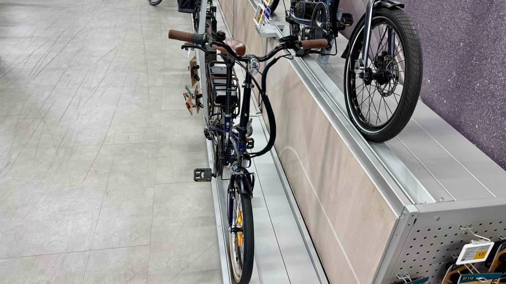 Vorderansicht eines getesteten leichten E-Bikes.