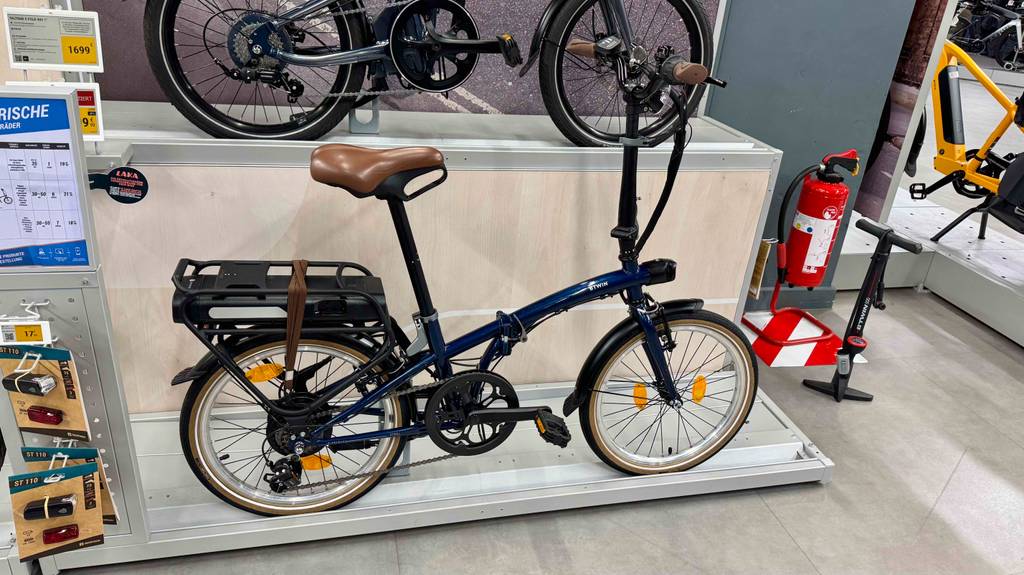 Seitenansicht eines leichten E-Bikes im Test.