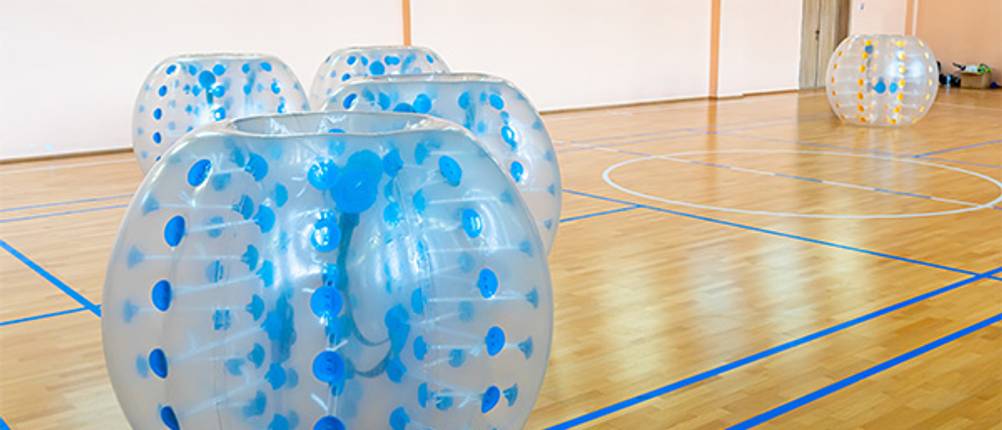 Bubble-Ball-Test: Hier einige Bubble-Balls in einer Halle.