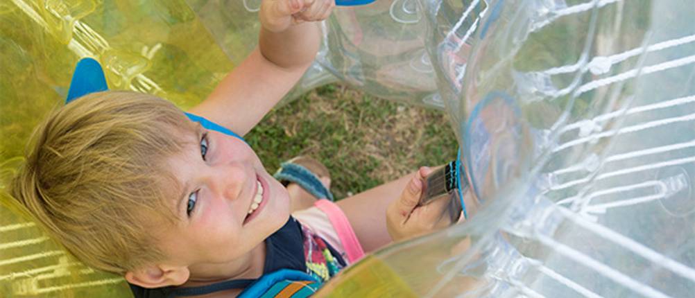 Bubble-Ball im Test: Hier ein Kind, das sich in einem Bubble-Ball befindet und von oben fotografiert wird.