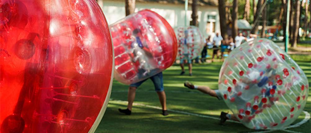 Bubble-Ball-Test: Hier einige Spieler auf einem Spielfeld. Einer der Spieler fällt zu Boden.