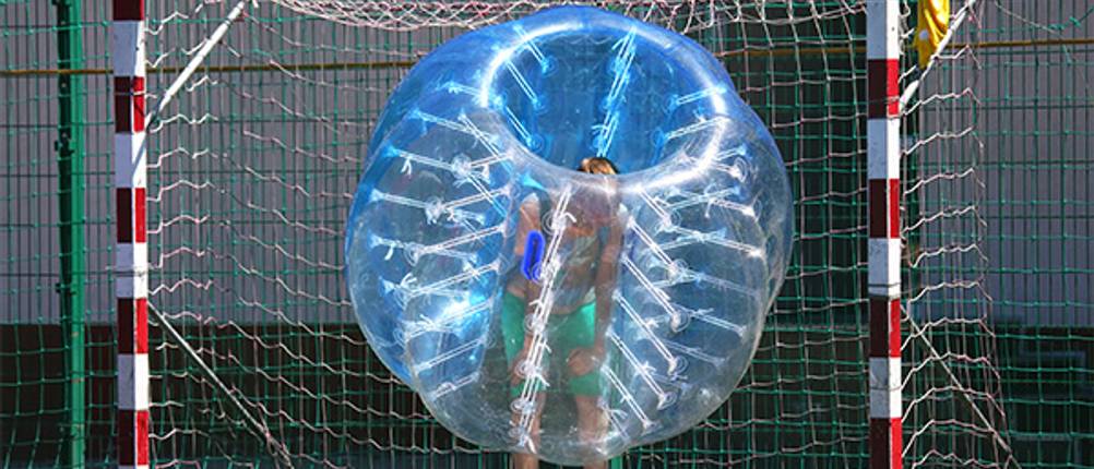 Bubble-Ball-Test: Hier ein Bubble-Ball-Spieler im Tor.