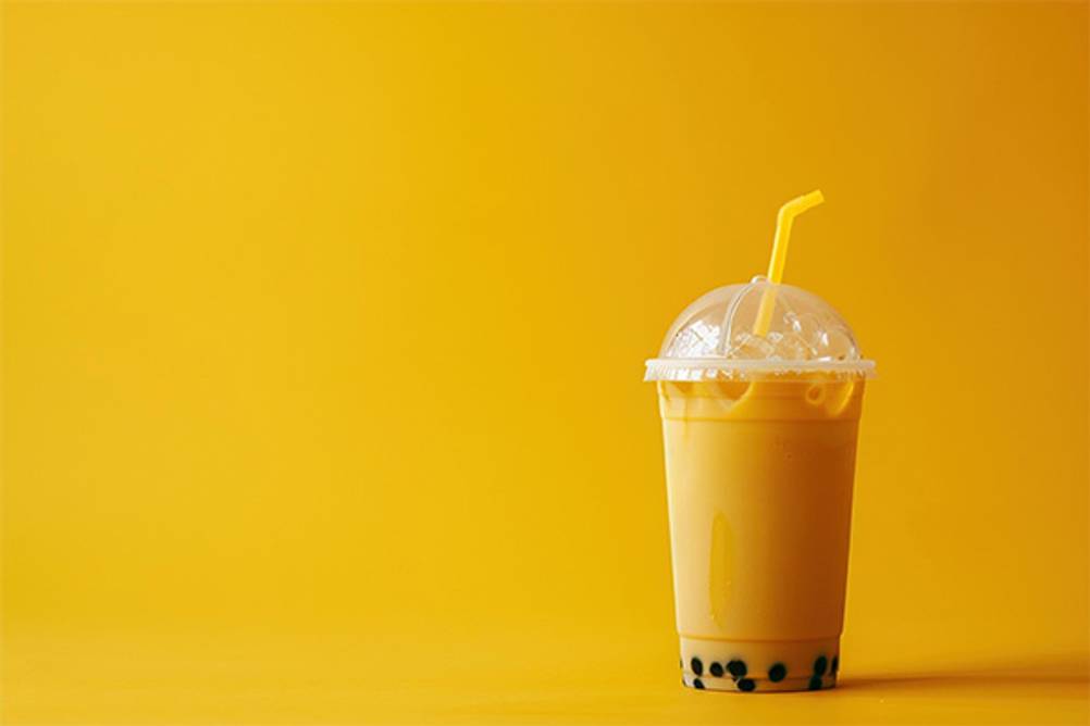 Bubble-Tea-Becher-Test: mit einer gelben Flüssigkeit