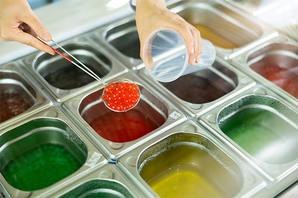 Bubble-Tea-Becher: eine Auswahl verschiedener Perlen