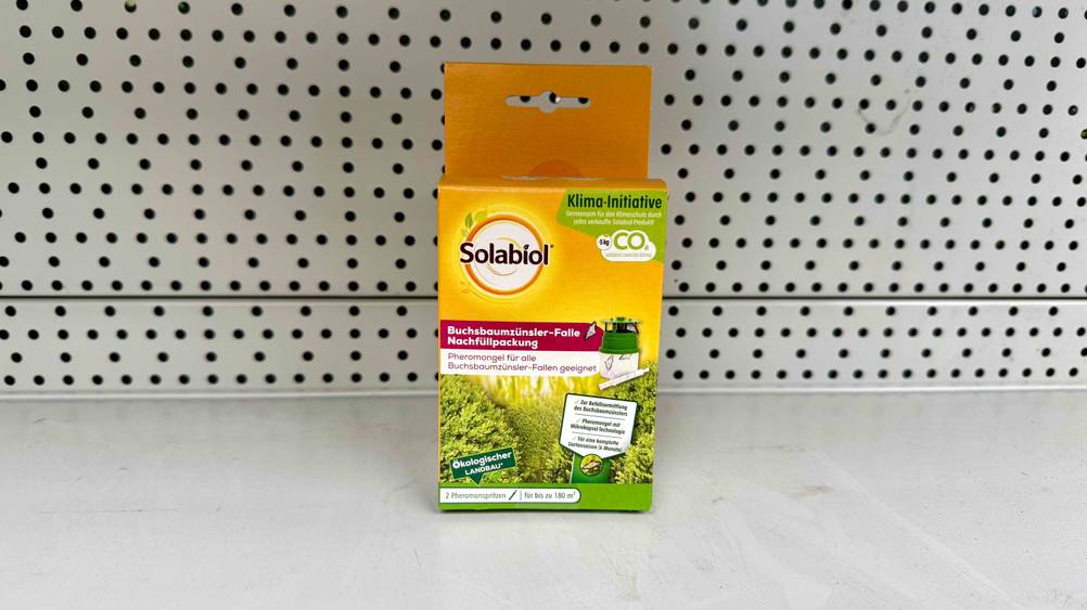 Eine Packung der getesteten Buchsbaumzünsler-Falle in einem hellen Regal.