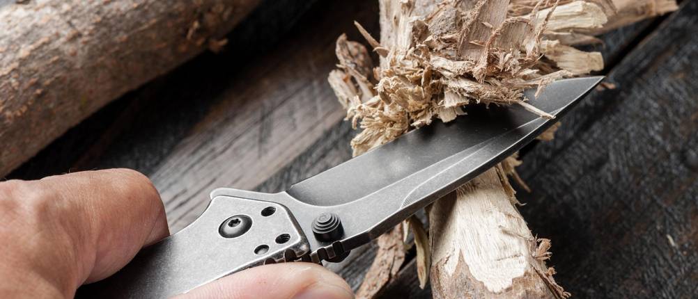 Buck-Messer im Test: Ein Stück Holz wird mit einem Messer geschnitzt