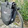 Die Büchel 81518001 Fahrradtasche am Fahrrad montiert, fotografiert von hinten seitlich. Die Tasche ist vollständig geschlossen.