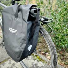 Die Büchel 81518001 Fahrradtasche am Fahrrad montiert, fotografiert von hinten seitlich. Die Tasche ist vollständig geschlossen.