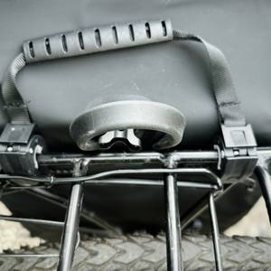 Nahaufnahme der Büchel-81518001-Fahrradtasche am Gepäckträger. Die Halterung ist eingerastet, das Trägersystem gut sichtbar.