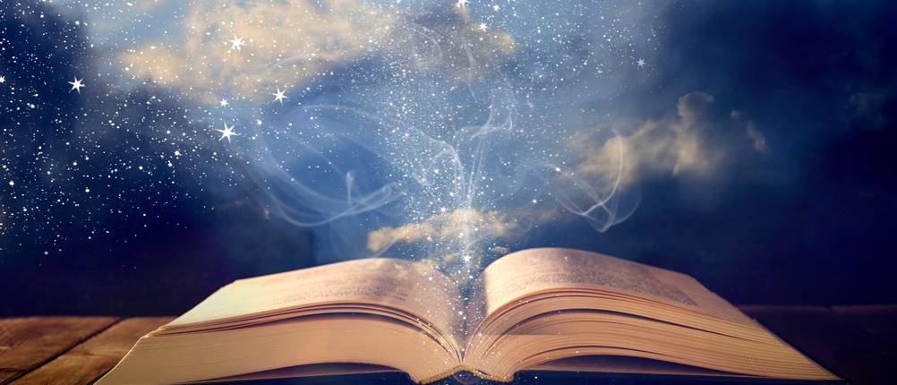 Bücher online verkaufen: Ein altes aufgeklapptes Buch, aus dem ein Glitzerschein herauskommt.