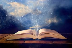 Bücher verkaufen im Test: Ein altes aufgeklapptes Buch, aus dem ein Glitzerschein herauskommt.