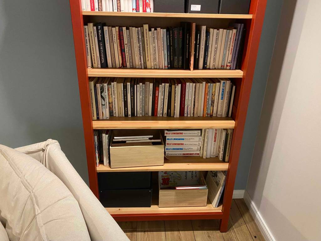 Bücherregal mit Bücher.