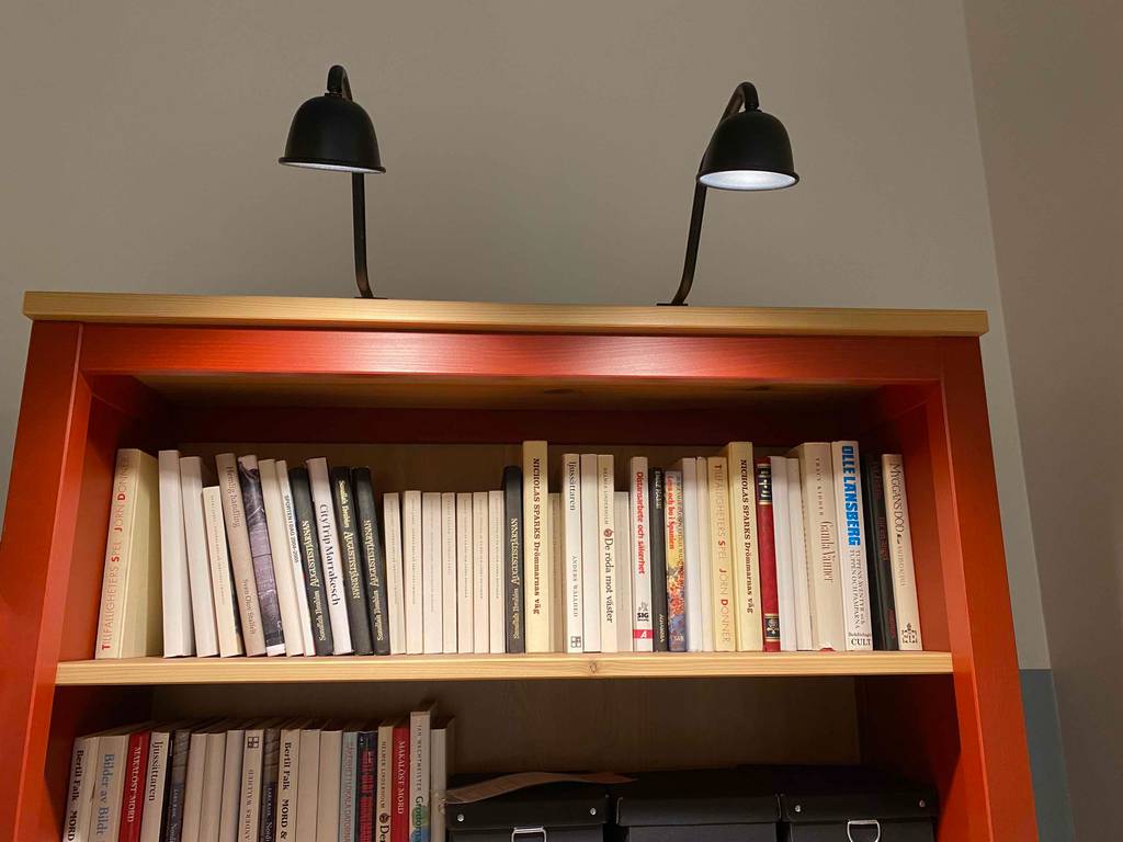 Bücherregal mit Lichter.