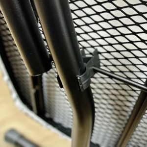 Detailaufnahme der Halterung am Brabantia-345647J-Bügelbrett. 