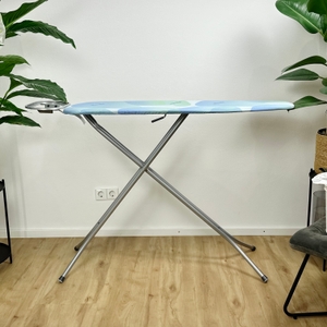 Das Vileda-161484-Bügelbrett steht im Raum, vollständig aufgeklappt. 