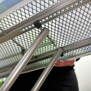 Eine Hand zeigt auf den Verriegelungsmechanismus des Vileda-161484-Bügelbretts. 