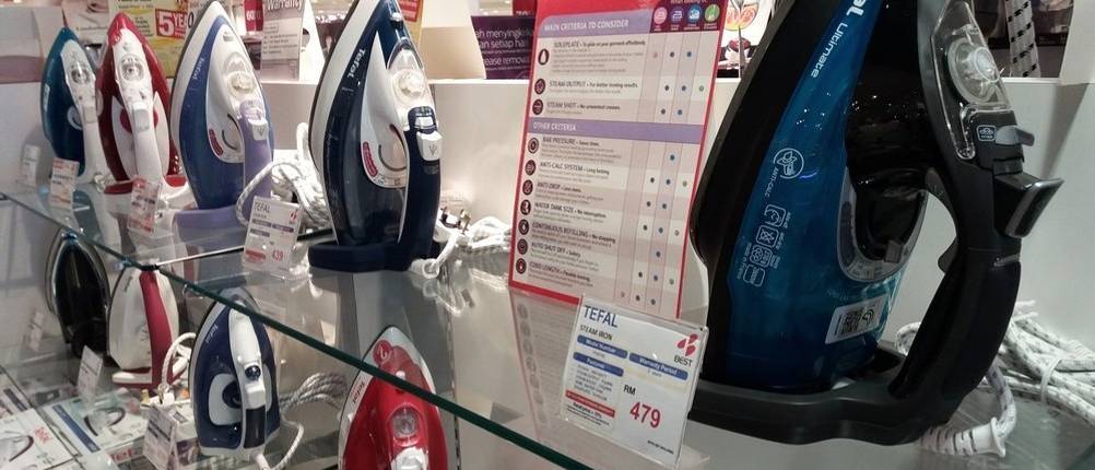 Bügelgeräte von Tefal im Laden