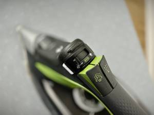 Die Bedienelemente des Rowenta DW6330D1 Eco Intelligence Dampfbügeleisens sind in Nahaufnahme zu sehen. Der Eco-Modus-Schalter sowie der Dampfstoßknopf sind grün markiert.