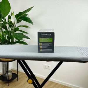 Die rechte Seitenansicht der Verpackung des Rowenta DW6330D1 Eco Intelligence Dampfbügeleisens steht auf einem grauen Bügelbrett. Die Verpackung zeigt Produktvorteile wie Energieeinsparung und hohe Dampfleistung.