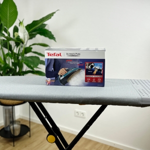 Die Vorderseite der Verpackung des Tefal FV9844 Dampfbügeleisens zeigt das Bügeleisen in voller Ansicht. Darunter befinden sich Symbole zu Dampfleistung, Micro-Calc-Filter und der automatischen Abschaltung.