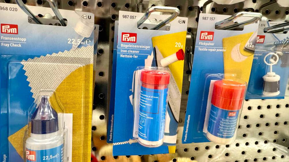 Mehrere Packungen des getesteten Bügeleisenreinigers hängen neben anderen Produkten in einem Regal.