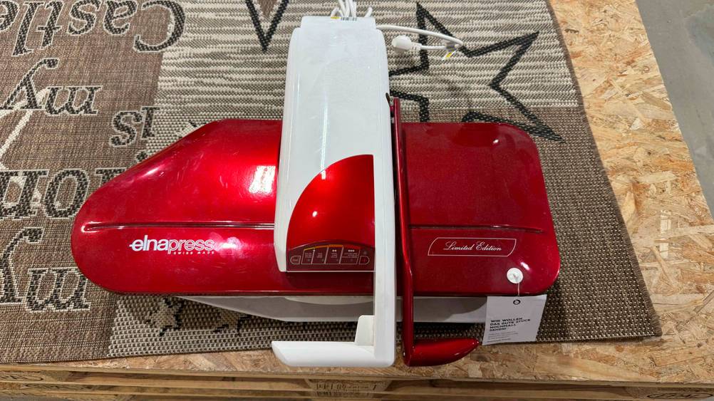 Getestet: Eine Bügelpresse von oben, geschlossen, auf einem Teppich stehend.