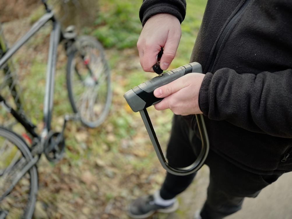 Das Bügelschloss von Abus wird mit dem Schlüssel aufgeschlossen.