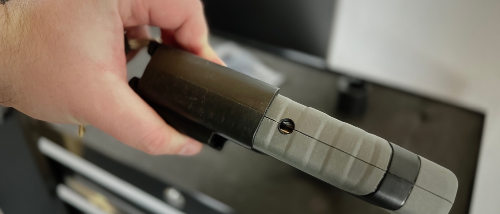 Das Schloss auf der Unterseite des Bügelschlosses von Abus im Detail.