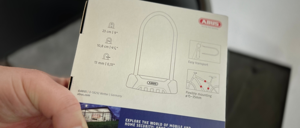 Die Rückseite der Verpackung des Bügelschlosses von Abus.