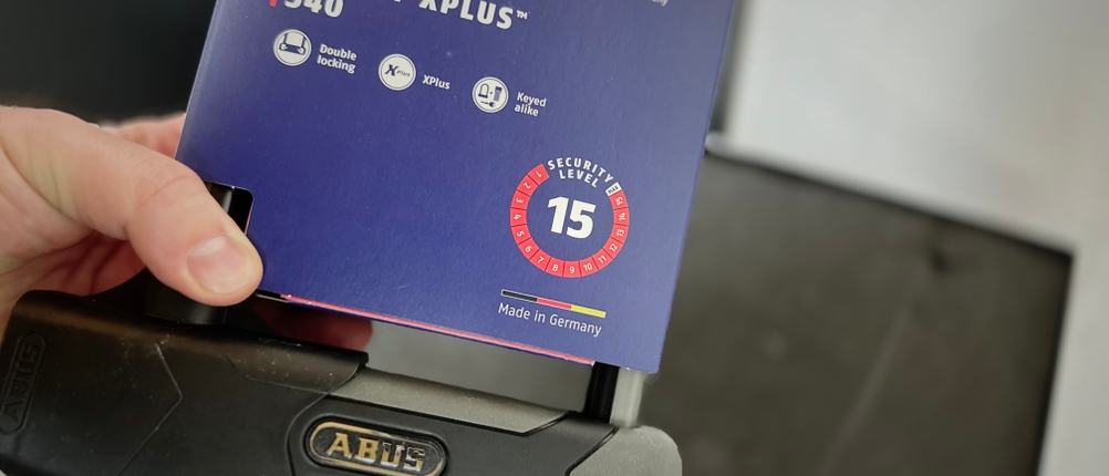 Die Vorderseite der Verpackung des Bügelschlosses von Abus.