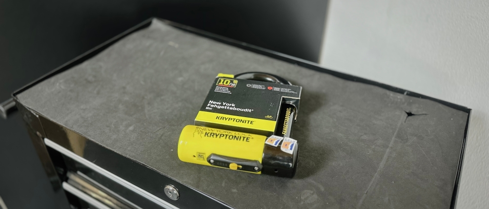 Das Bügelschloss von Kryptonite liegt eingepackt auf einem Rollwagen.