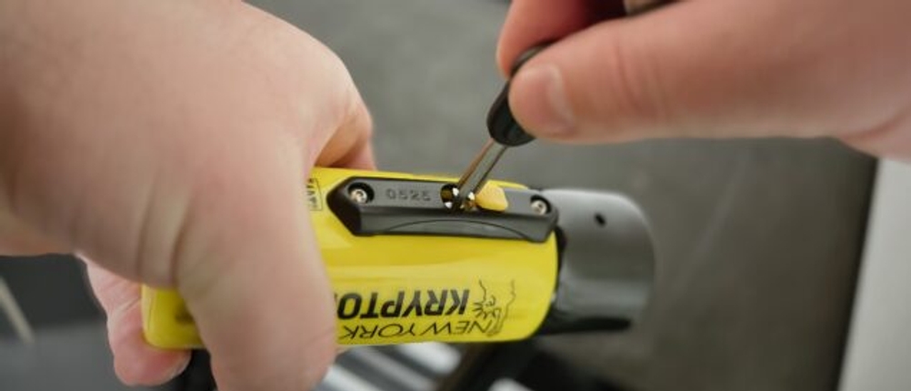 Das Bügelschloss von Kryptonite wird mit dem Schlüssel aufgeschlossen.