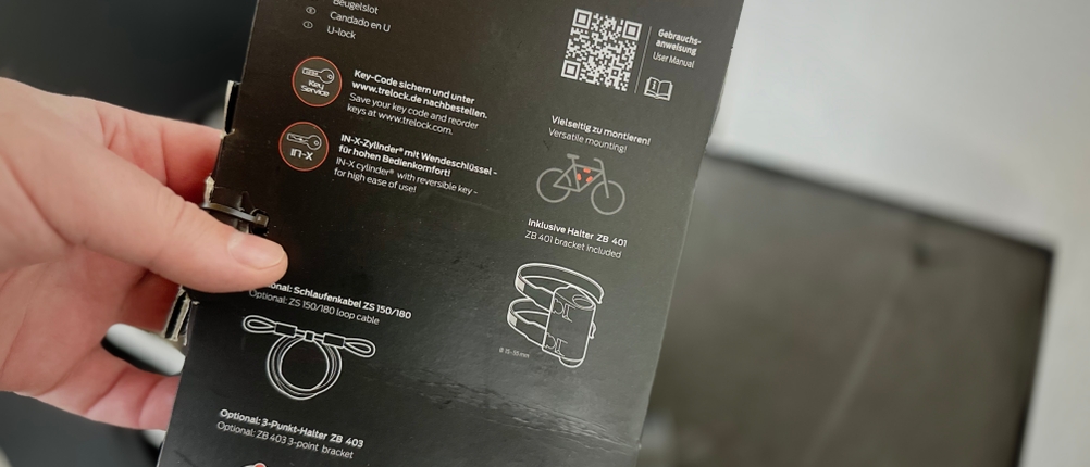 Die Rückseite der Verpackung des Bügelschlosses von Trelock.