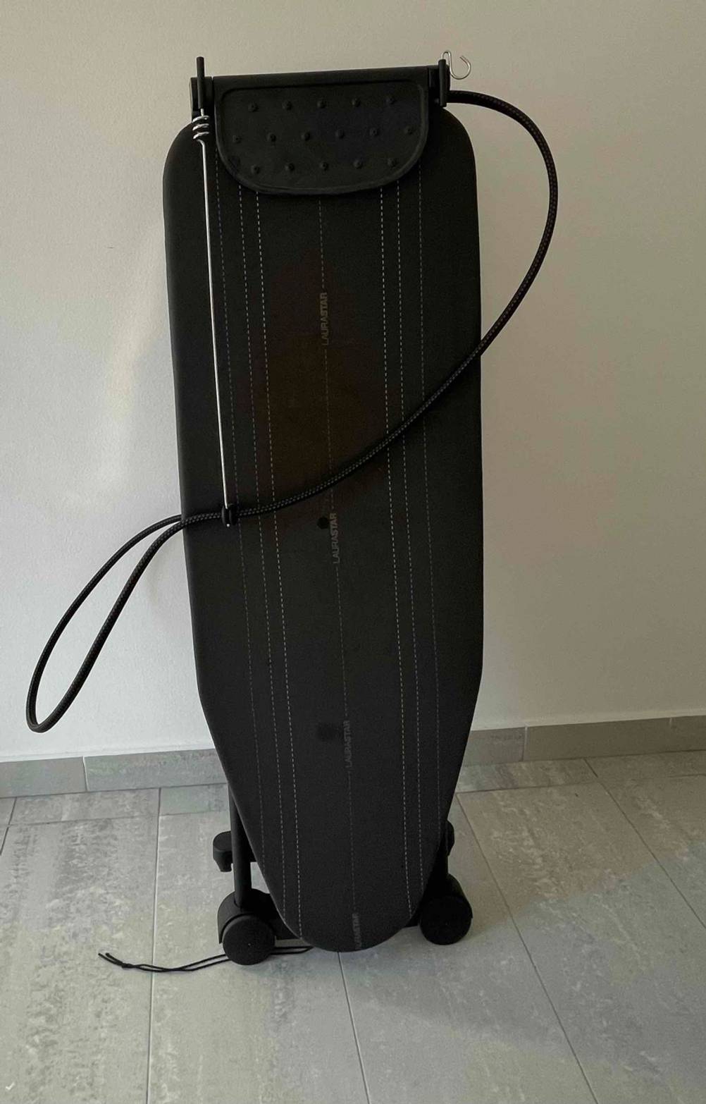 Getestet: Ein Bügelsystem von vorne, an einer Wand lehnend.