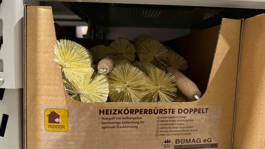 Mehrere Heizkörperbürsten liegen zum Testen in einem Karton.