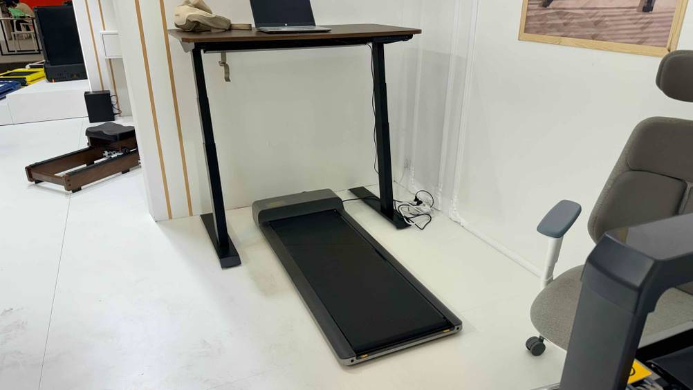 Ein Büro-Laufband im Test unter einem erhöhten Bürotisch.