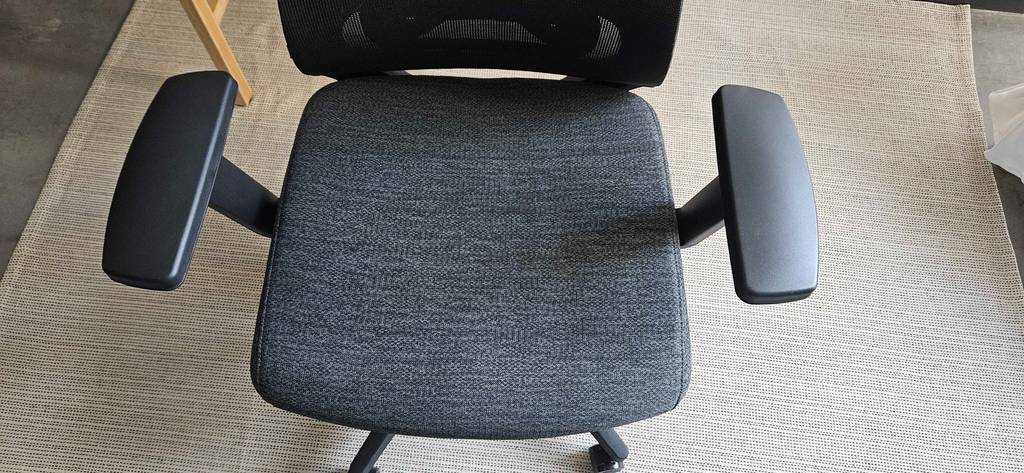 Bürostuhl auf Rollen getestet: Stuhl hat eine graue Polsterung.