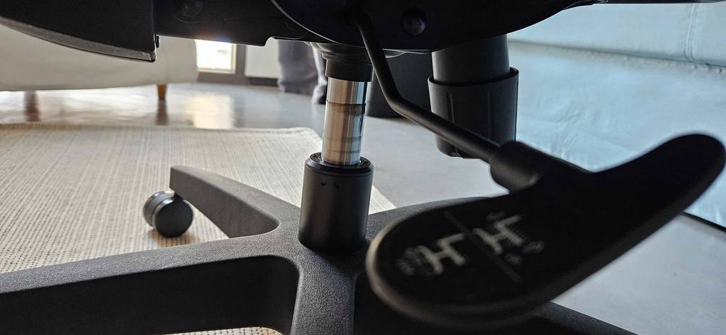 Bürostuhl auf Rollen im Test: Stuhl steht auf dem Boden.