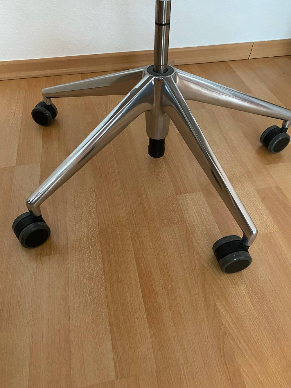 Bürostuhl getestet: Detailaufnahme der Rollen auf einem Holzboden.