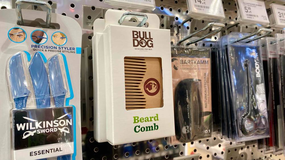 Bartkamm von Bulldog im Test: Neben dem Kamm hängen weitere Produkte.