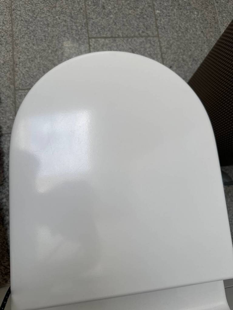 Im Test: WC-Sitz mit Absenkautomatik in D-Form und weißem Design von oben.